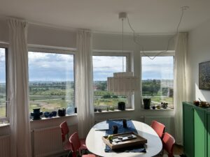 Gardinstänger och gardiner uppe
