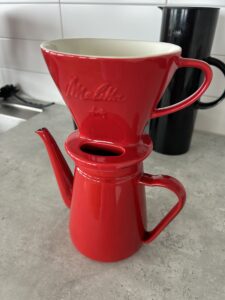 Hos oss ny, fin väldigt röd kaffekanna