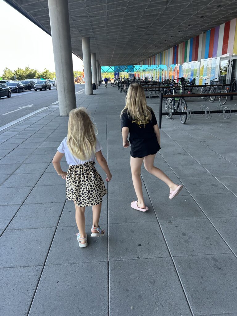 Två förväntansfulla töser